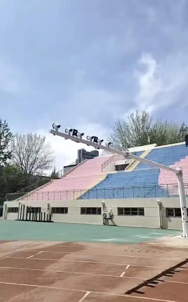 高校体育场装摄像头酷似电子眼【“操场什么时候限速了？”山东一高校体育场装摄像头引