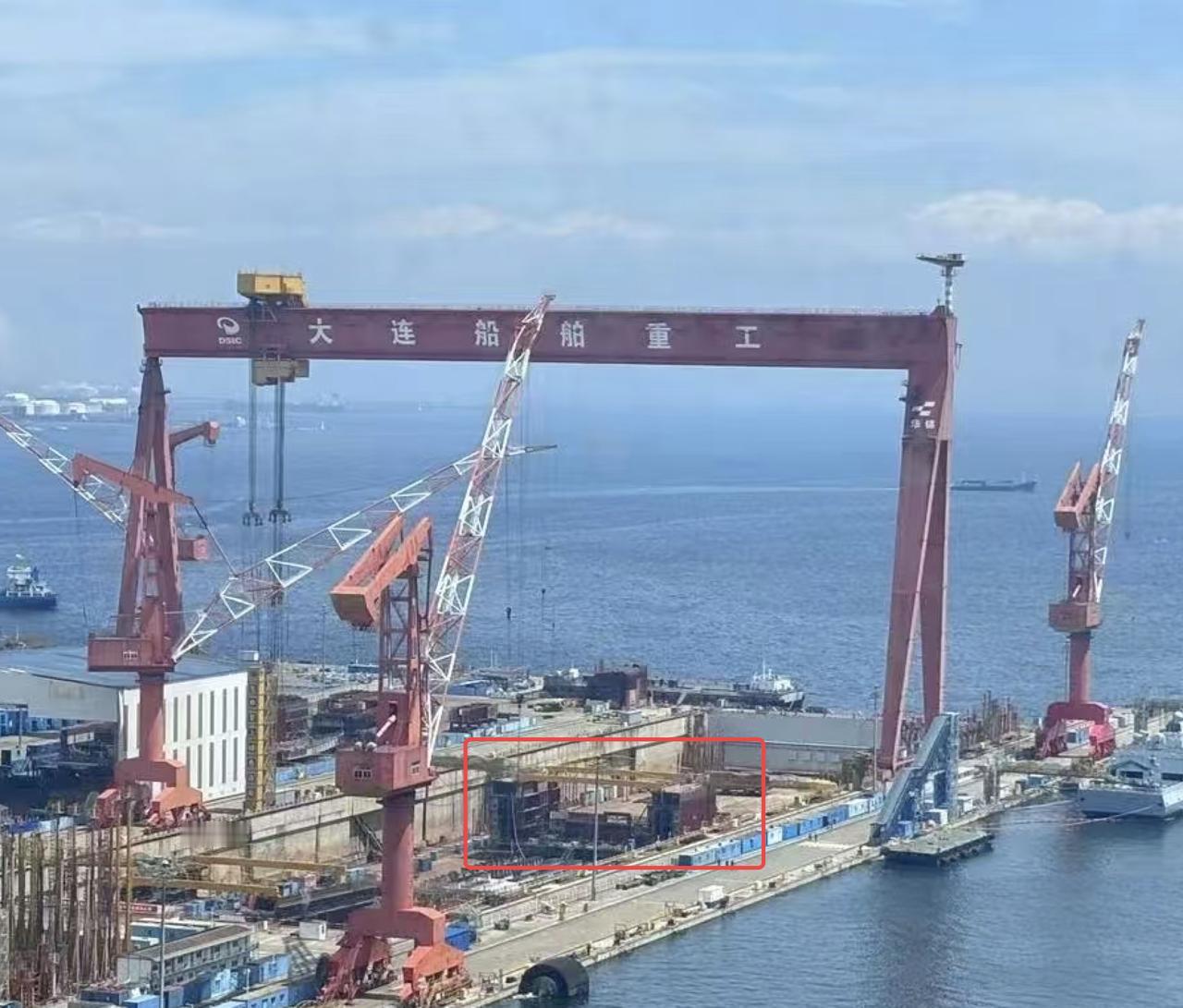 新航母组件在大连造船厂船台内成型 准备迎接核动力航空母舰吧
不仅船台内的组件越来