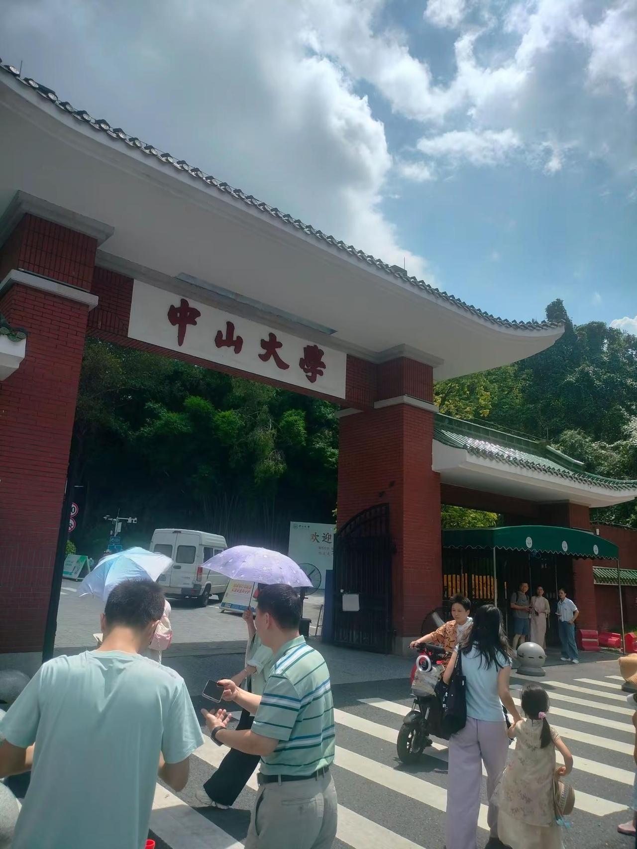 家长们带着孩子们来看中山大学的校况了。
