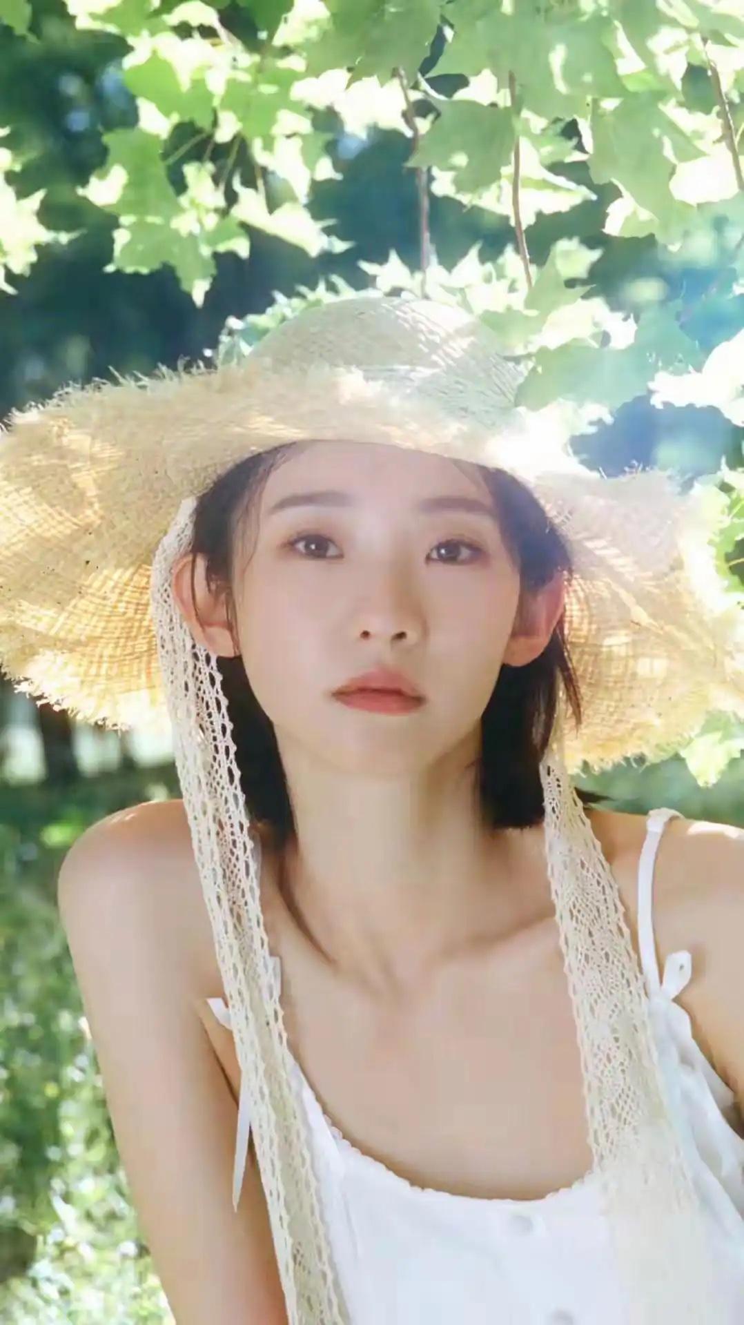 洪崖洞的夜景，就像现实版的千与千寻，璀璨又梦幻，随便一拍都是大片。解放碑作为重庆