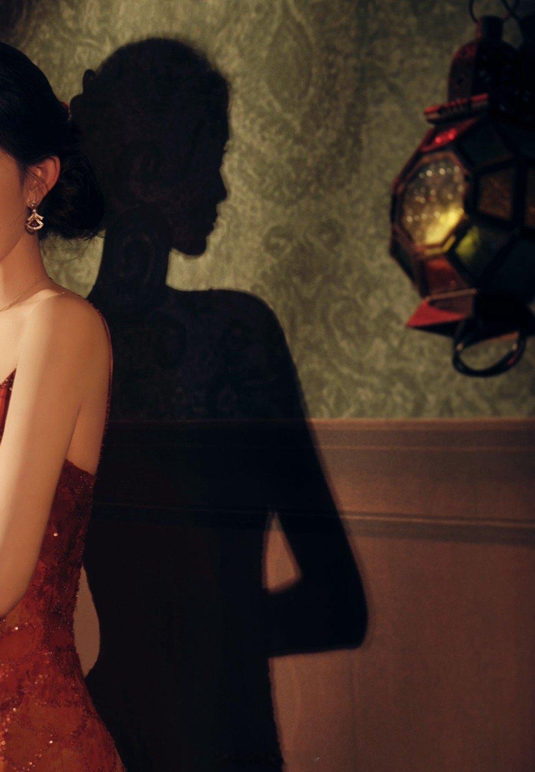 孟子义穿ES孟子义红锦鲤 今晚的红毯由红锦鲤点亮！孟子义气场全开，红色高定勾勒曼