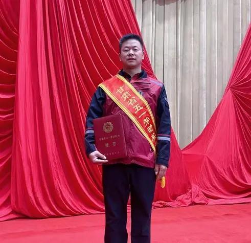 从返乡青年到全国劳模！90后快递小哥李涛，跑出平凡人生的高光
 
李涛，男，汉族