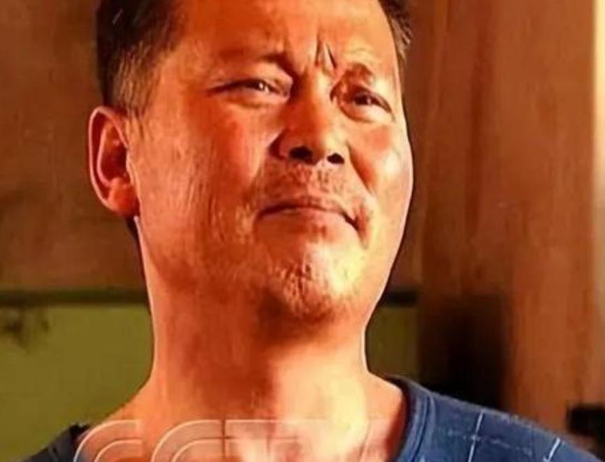 1978年1月，一辆从黑龙江齐齐哈尔开往碾子山的长途客车中途着火，司机从驾驶室的