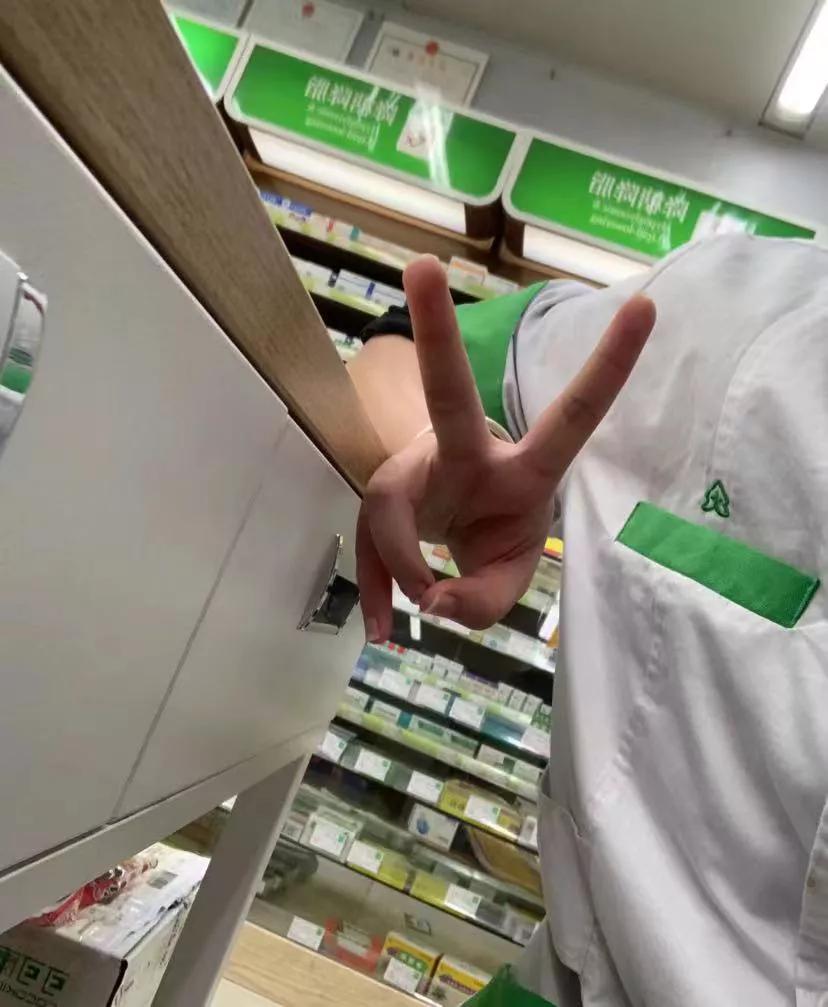 为什么药店上班老是会遇见一群人才啊???
一个阿姨来到店里说要换星级礼(她预约的