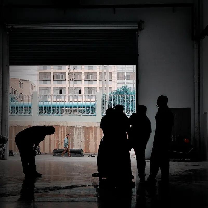 师傅上门开锁发现屋内老人已去世 深夜十一点，开锁师傅接到家属带着哭腔的求助，独居