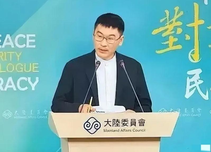 台湾“陆委会”副主委梁文杰对记者说：每一次有国际危机的时候，他们（大陆）就这样（