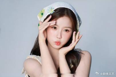 虞书欣甜美清新的田园风少女虞书欣碎花头巾造型氛围感直接封神，镂空面料柔和治愈，素