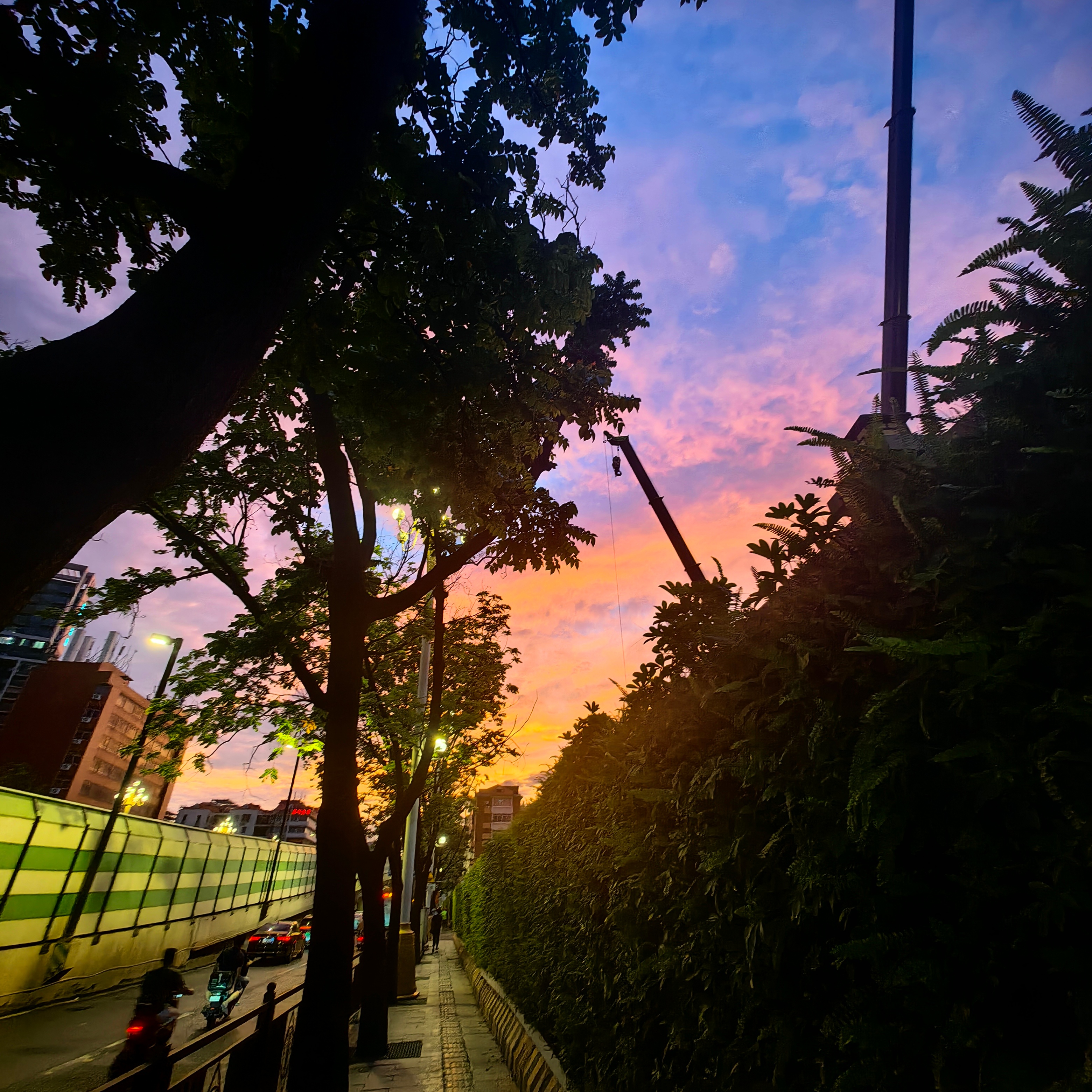 朋友发来的今日晚霞，原来广州的晚霞也可以这么美！还是要多抬头看天，以及有愿意分享