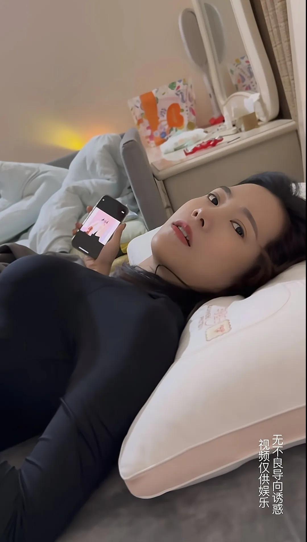轻松一刻：在床上悠闲刷手机，享受美好时光💤📱