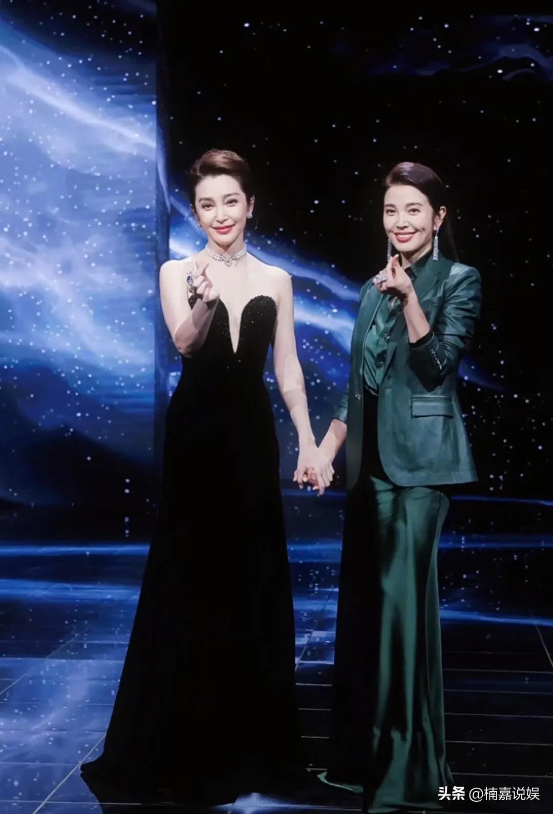 我这是眼花了吧，怎么有两个李冰冰？原来是李冰冰和妹妹李雪同台走红毯。

是什么样