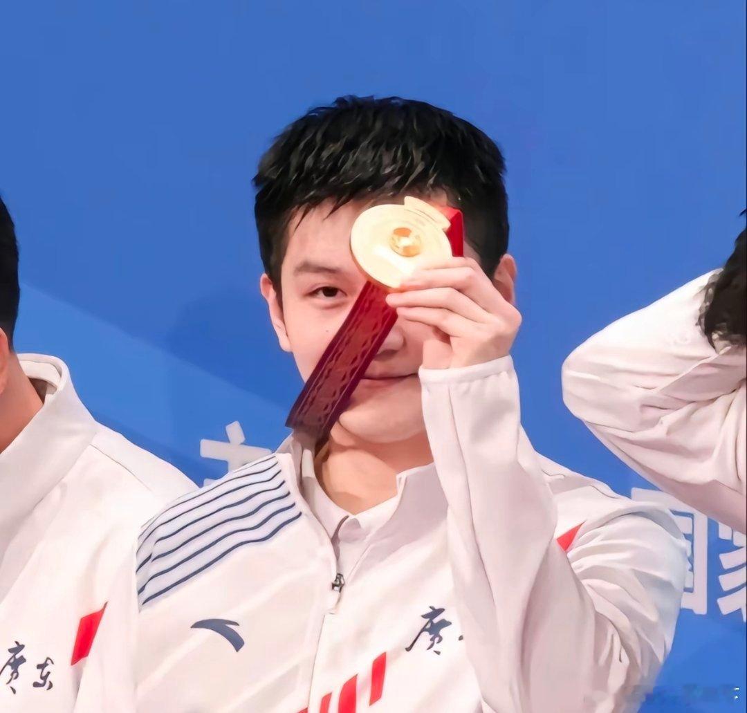 OMG   他的金牌🥇在发光🌟如他一样耀眼 ​​​