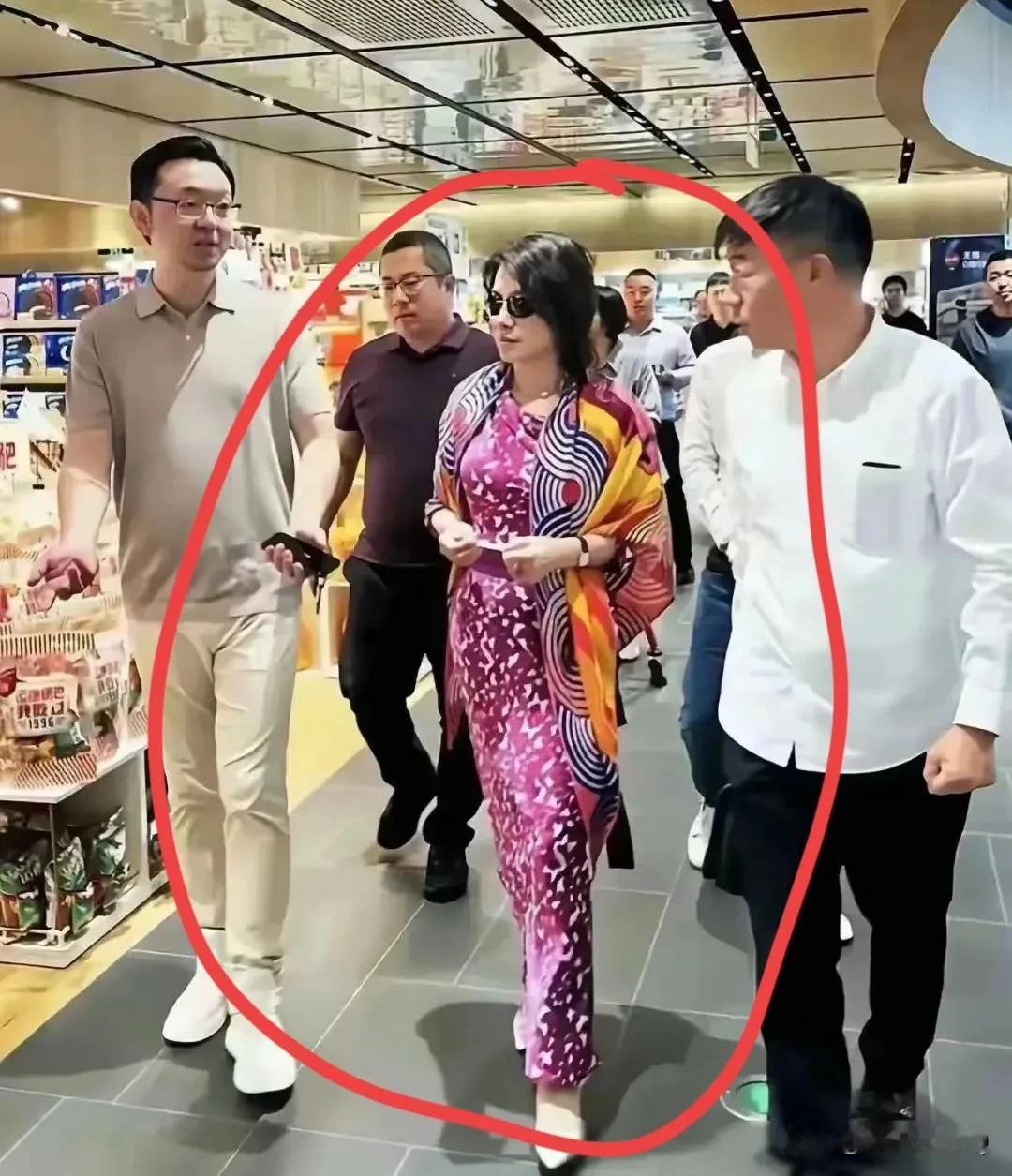 她是谁你们能看出来吗？目前国内的一线大网红，走到哪里都是新闻，小王呢？小王不见了