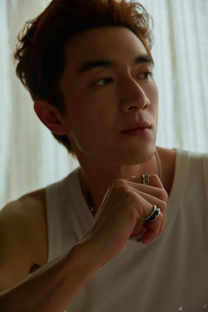 #林更新说演研究生压力很大# 所以人家博士了[允悲] ​​​