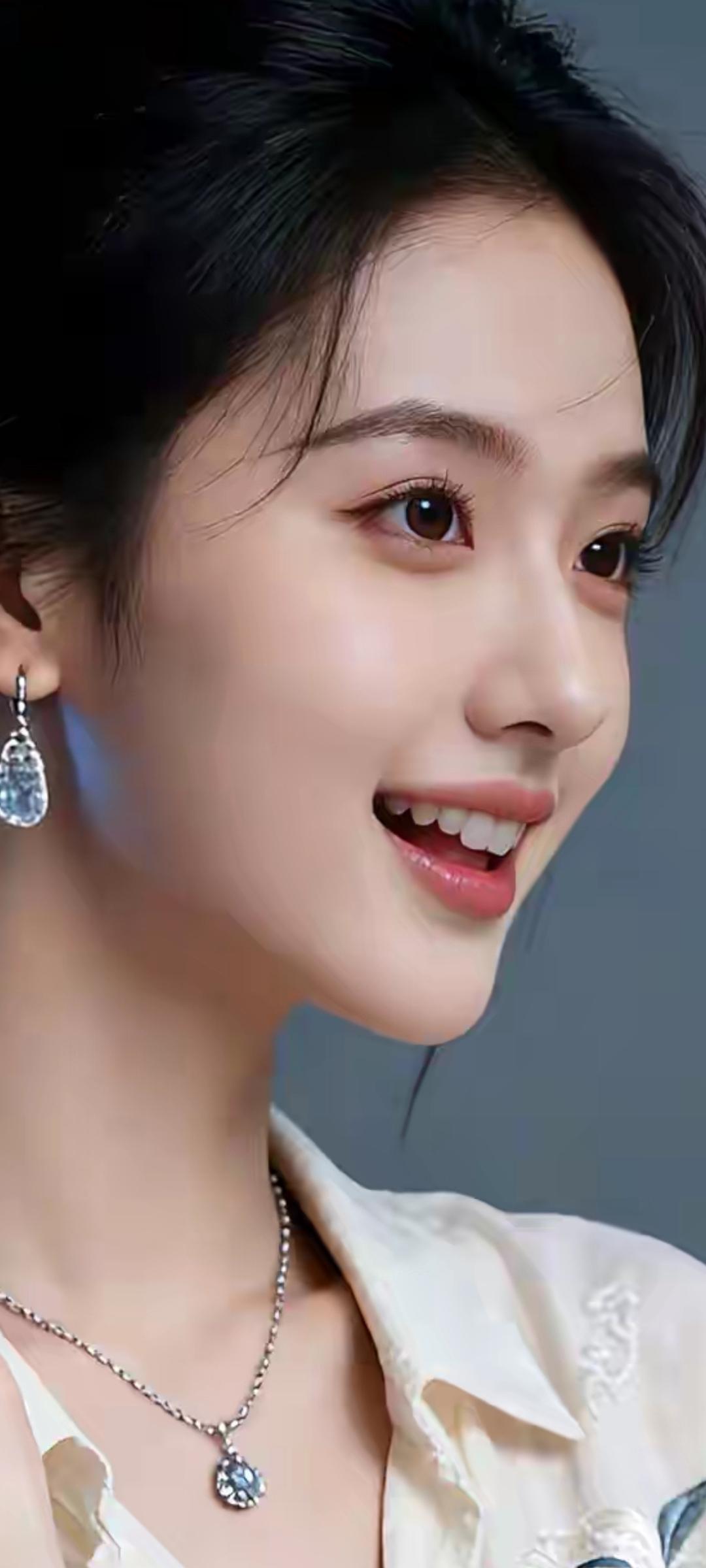 温柔甜美的微笑，闪耀的耳环和项链，完美搭配！