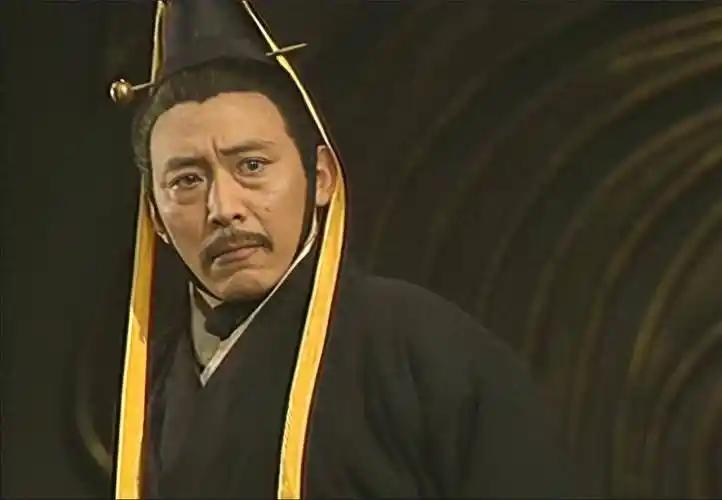 秦穆公丢了一匹骏马，
亲自追到岐山脚下，
发现已被乡民杀掉了，
一群人正在分食马