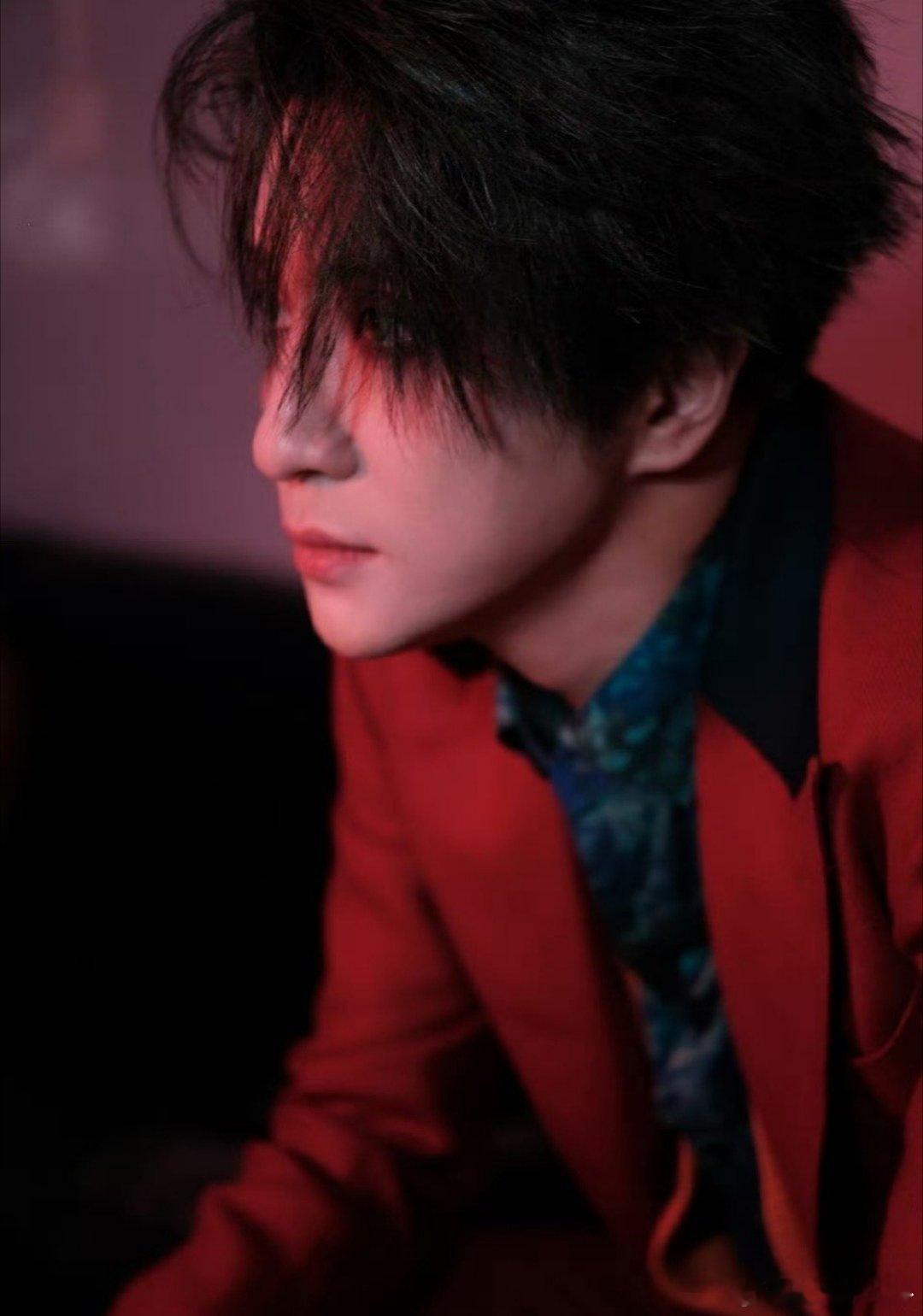 王饼把幕后名单写进歌介，薛之谦一句「喜欢你把身边人当回事」直接破防全网。真诚永远