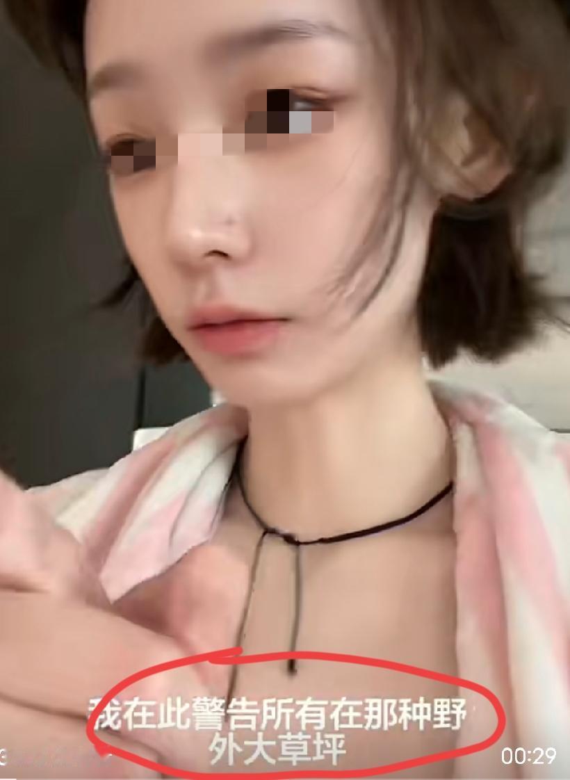 美女带上自家的宠物狗出去玩，结果小狗吃了别人拉在草地上的屎，小狗吃完后就去舔她的