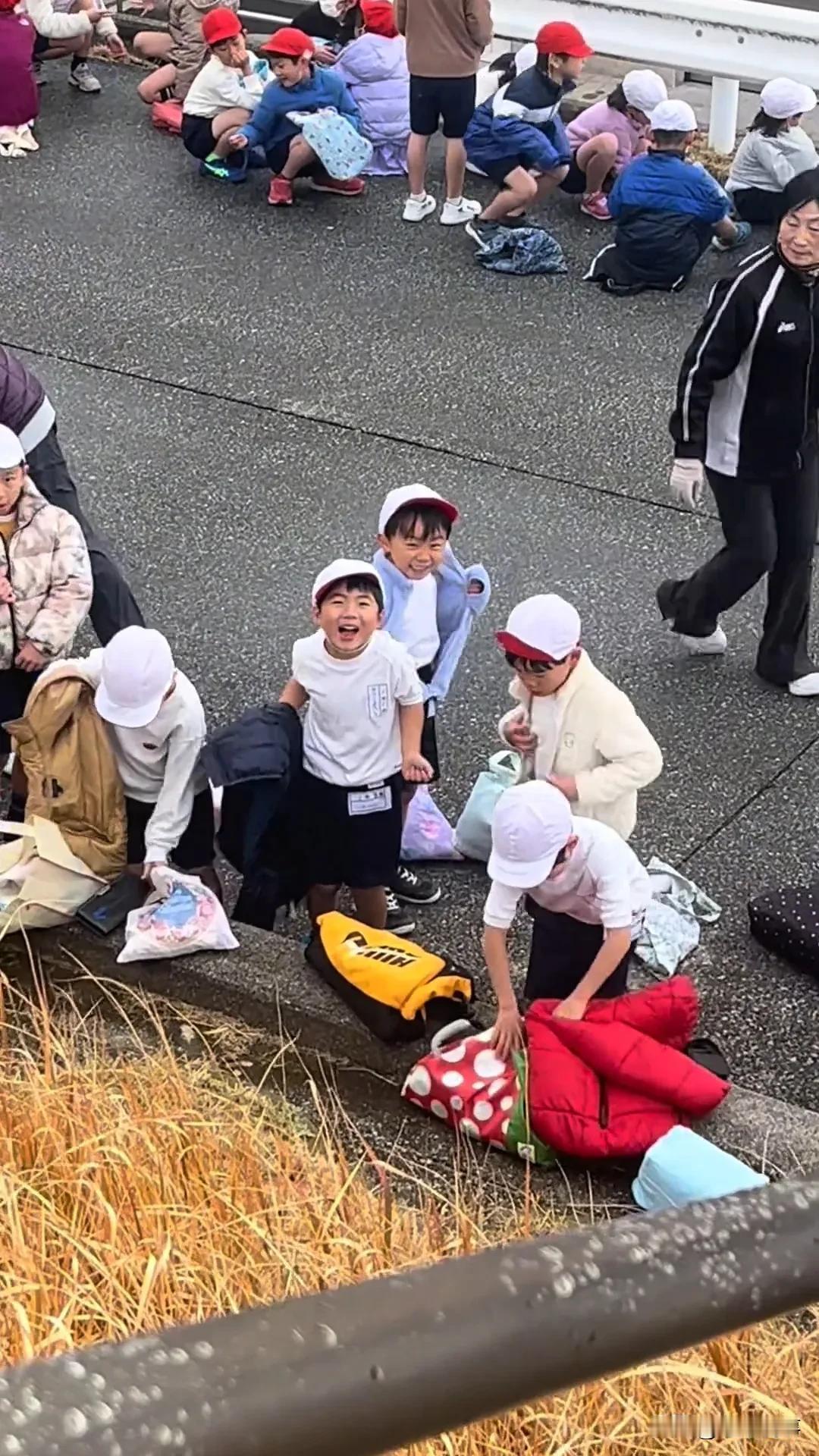 日本小学耐寒马拉松：别样教育带来的思考
 
在小雪纷飞、体感温度零下1度的日子里