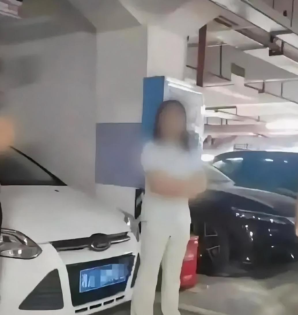 终于明白湖南女车主为什么道歉还提一大堆要求了，小区业主说出了原因。
原来在闵先生
