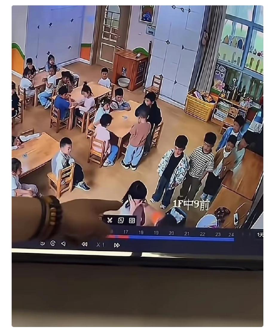 江苏徐州的女幼师，估计肠子都要悔青了吧。

因用热熔胶枪将女孩嘴巴烫伤，介入公安