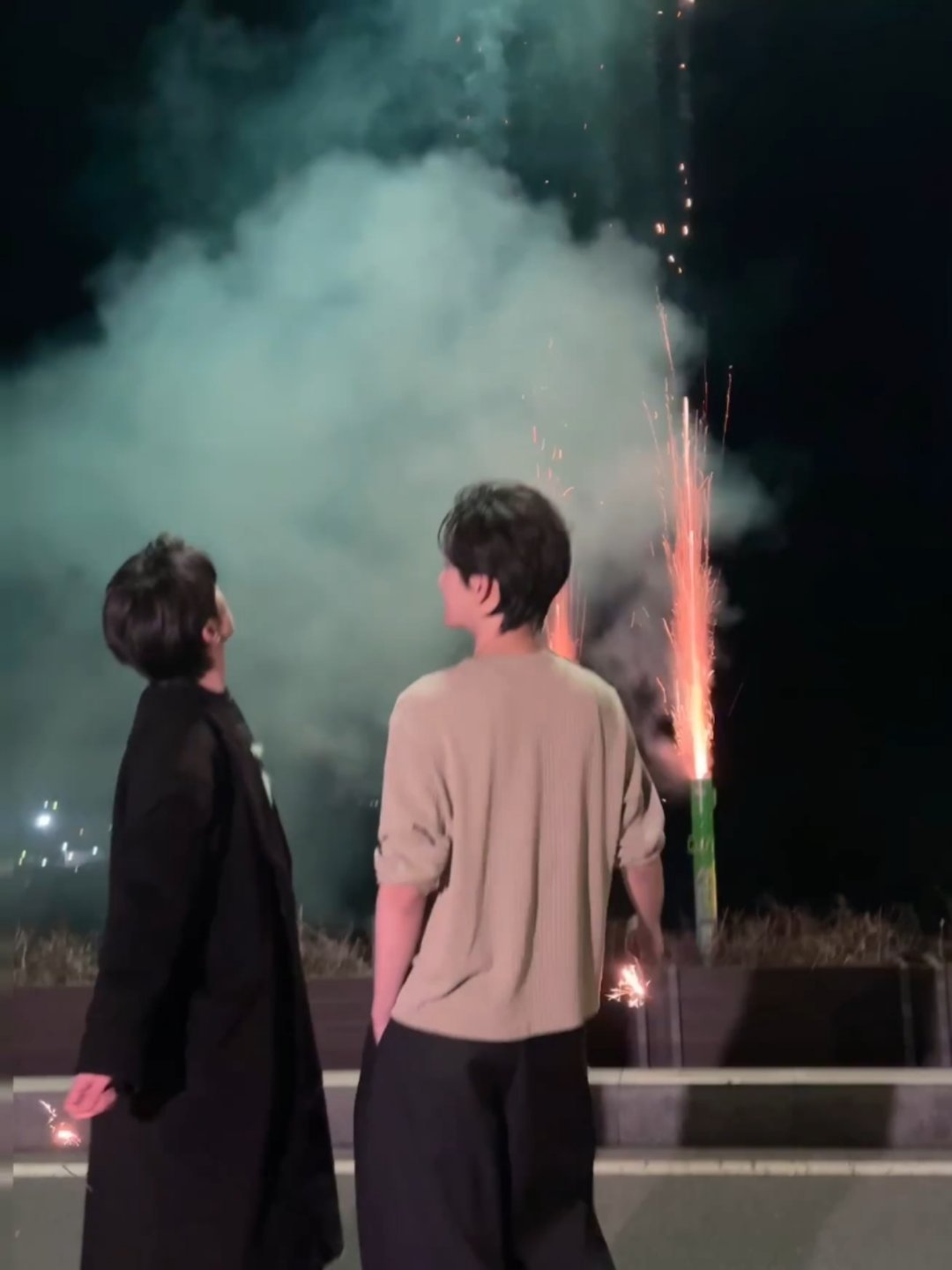 好幸福啊李沛恩在看烟花，而江衡在看李沛恩爸爸妈妈永远这么幸福好不好