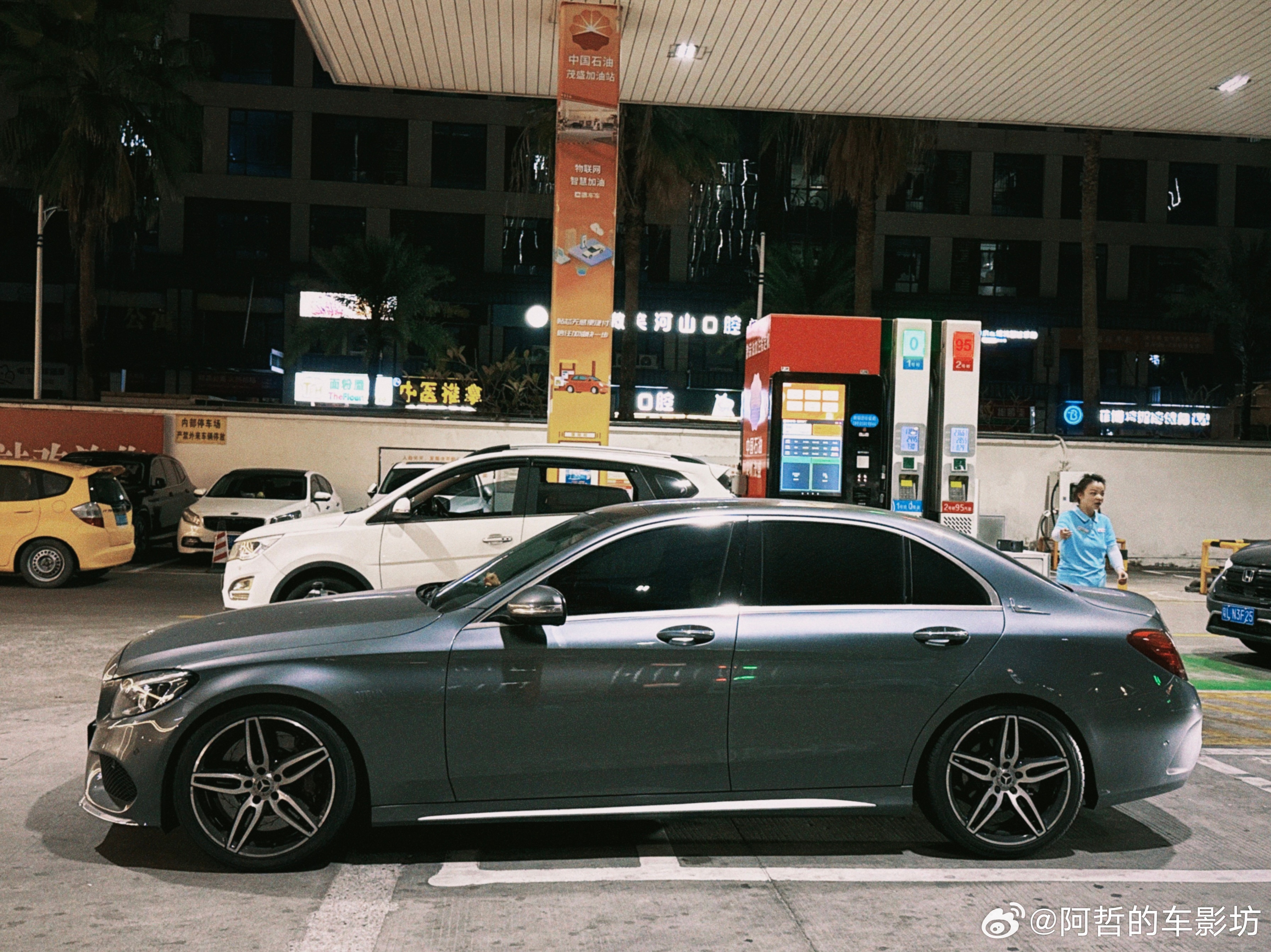 今晚没车排队了这花瓶车300只加了半箱多点还是开电车吧 够我充5次电了大v聊车