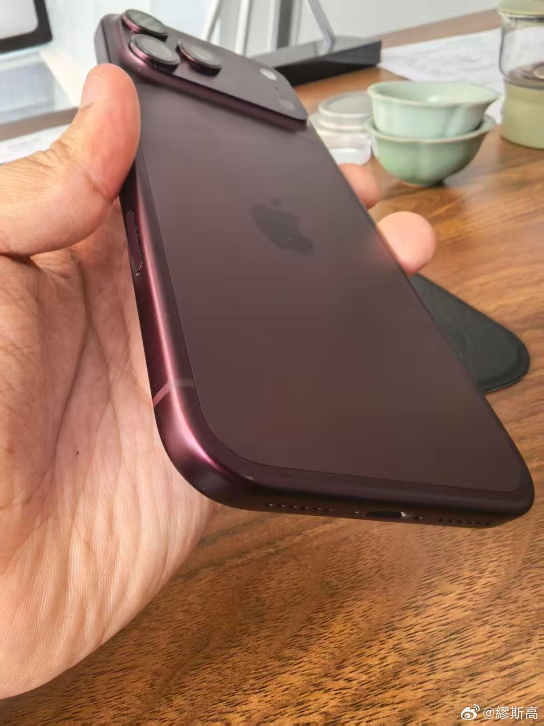 iPhone 18 Pro的酒红配色，有用户在三周后反馈褪了色。一位Reddit