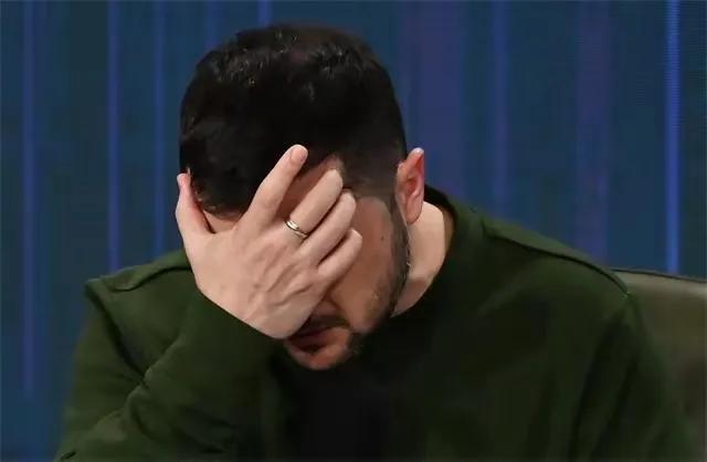 乌克兰国内局势可以用一塌糊涂来形容。在征兵办，有百姓引爆炸弹表示抗议。货车司机纷