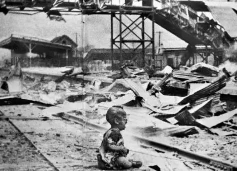 日军曾悬赏15万美元追杀这张照片的拍摄者  1937年8月28日，日军轰炸上海火