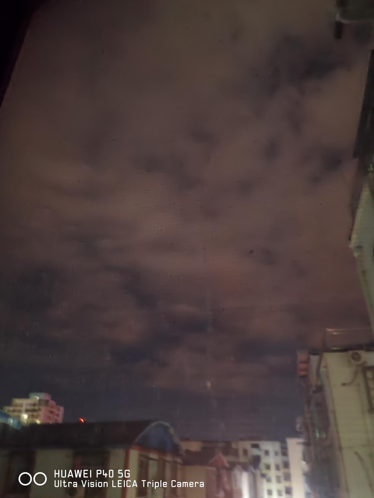 今晚的月亮没有出来，一片黑黢黢的夜空。