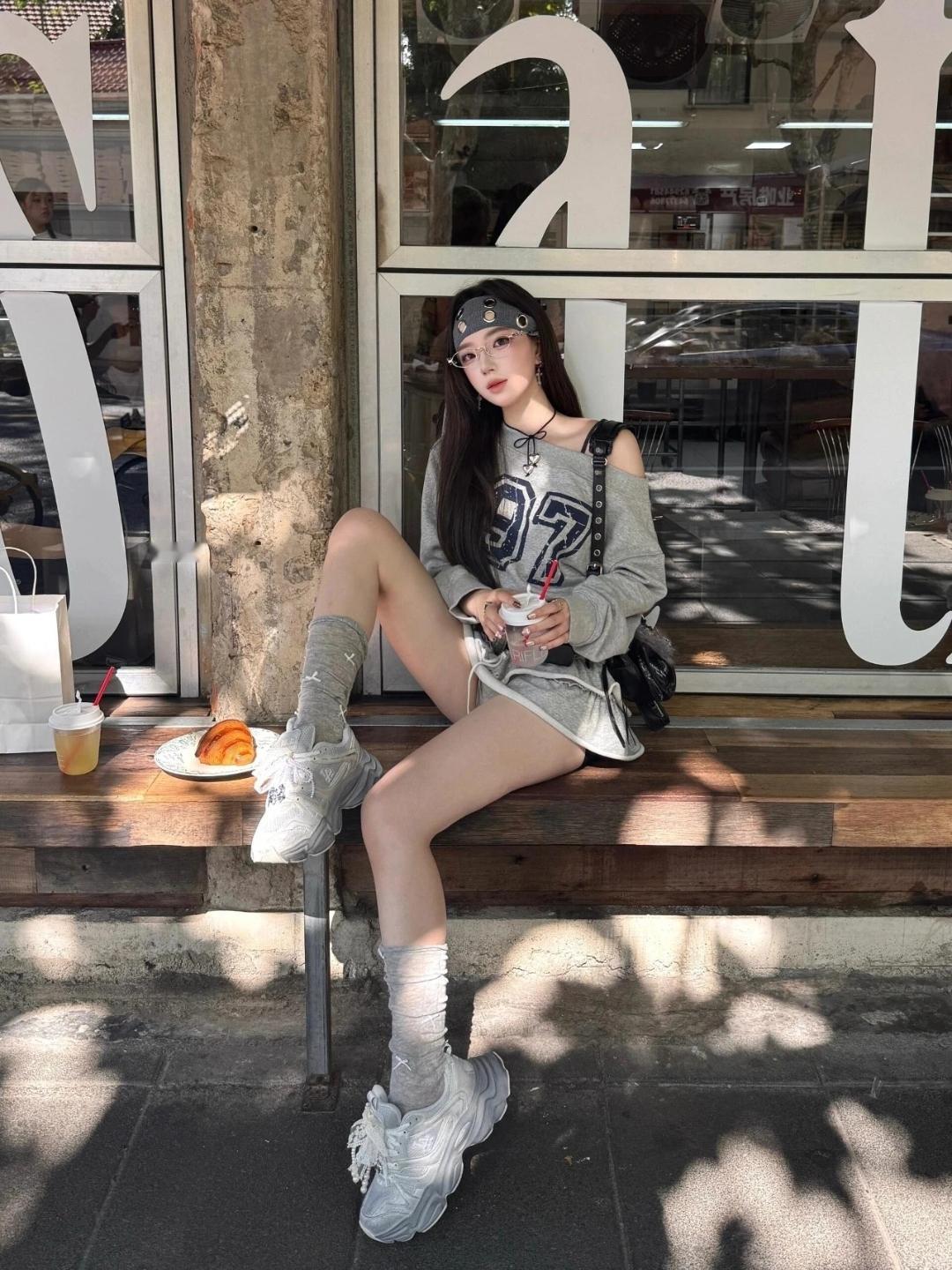 爱拍照的女生到底有多迷人呢?
少女摄影|NO.0220期
甜辣少女运动校园风格户