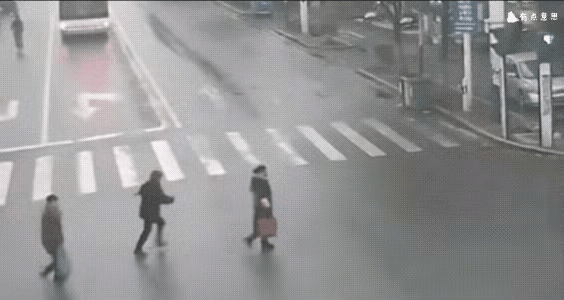 三个行人过马路，旁边几步远就是斑马线，但是她们却不走，慌慌张张的一路小跑闯红灯过