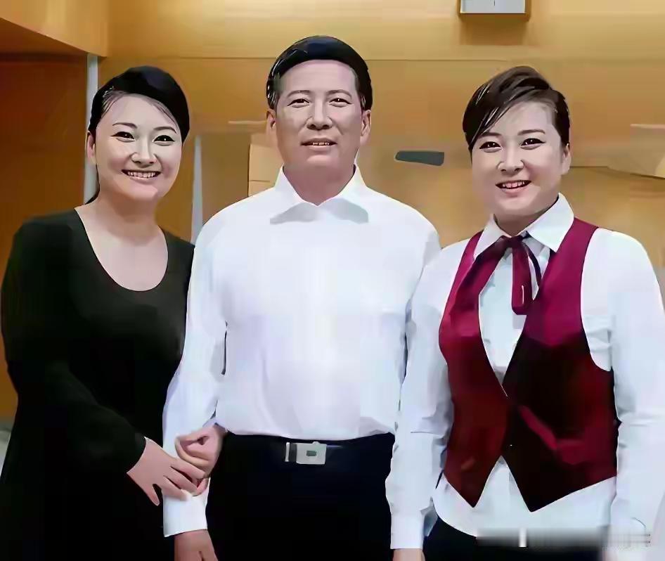 贾玲与爸爸、姐姐的合影中，贾玲和姐姐容貌酷似爸爸，颜值颇高