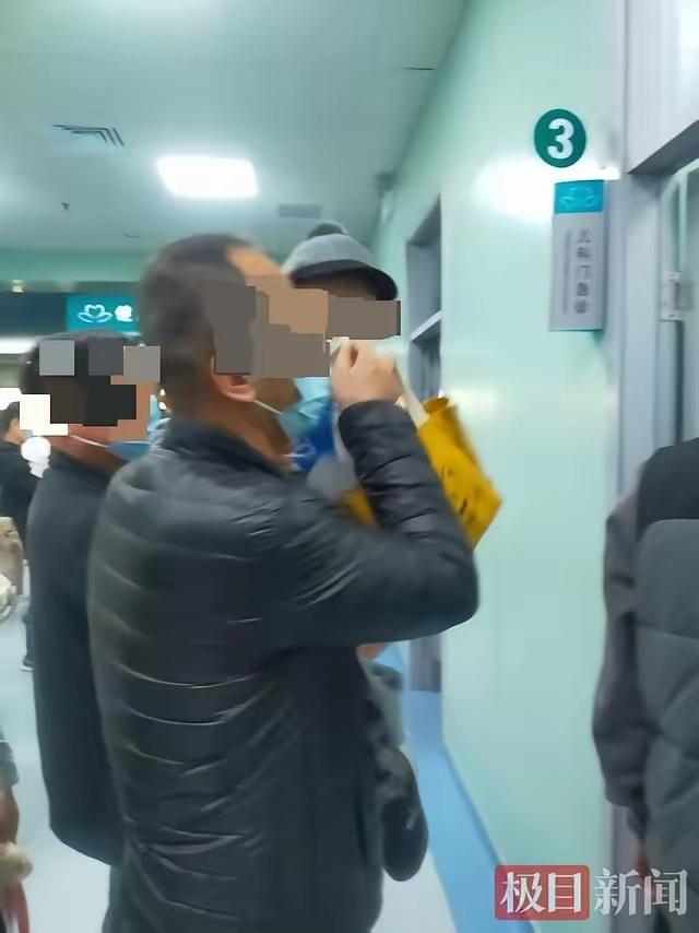 这就是弃养的下场！6月3日报道山东临沂，35岁女子因家境窘迫产下第三胎后，将儿子