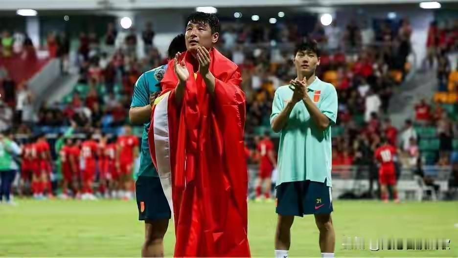 下面这个图片中武磊用这样的方式展现国旗是不是合适，一个经常代表国家踢球的球员，心