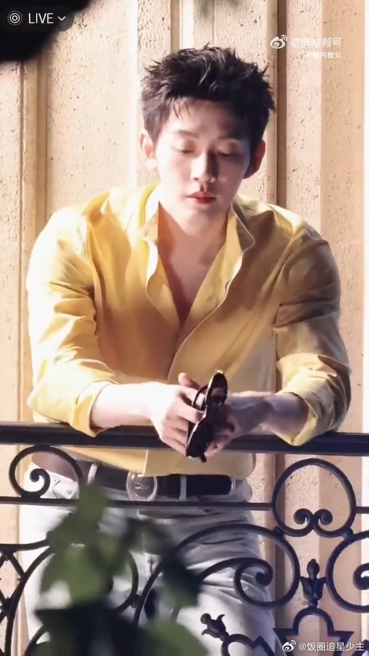 邓为黄衬衫巴黎路透 他穿黄衬衫怎么这么好看啊！明亮又清爽，像把巴黎的阳光穿在了身