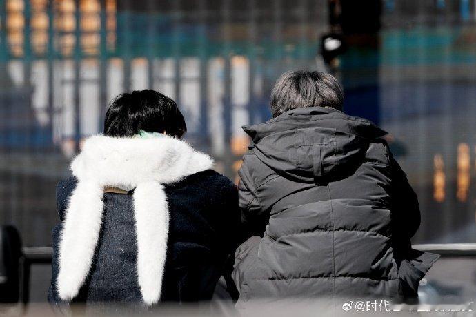 刘耀文发了和贺峻霖的背影照刘耀文发了贺峻霖兔耳背影照好可爱 兔子和小狗娱乐