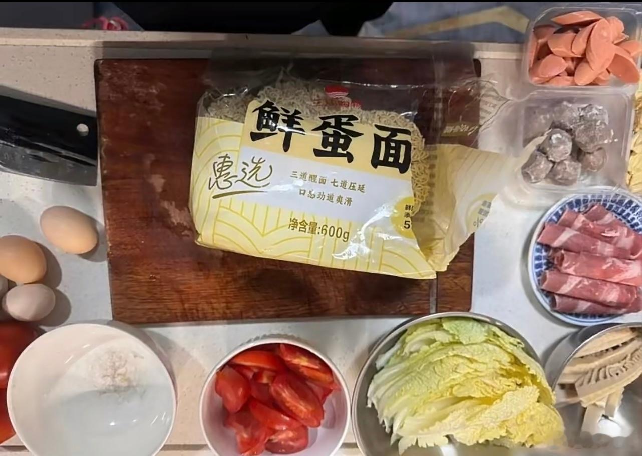 老婆不会做饭，一家三口3碗泡面 ​​​