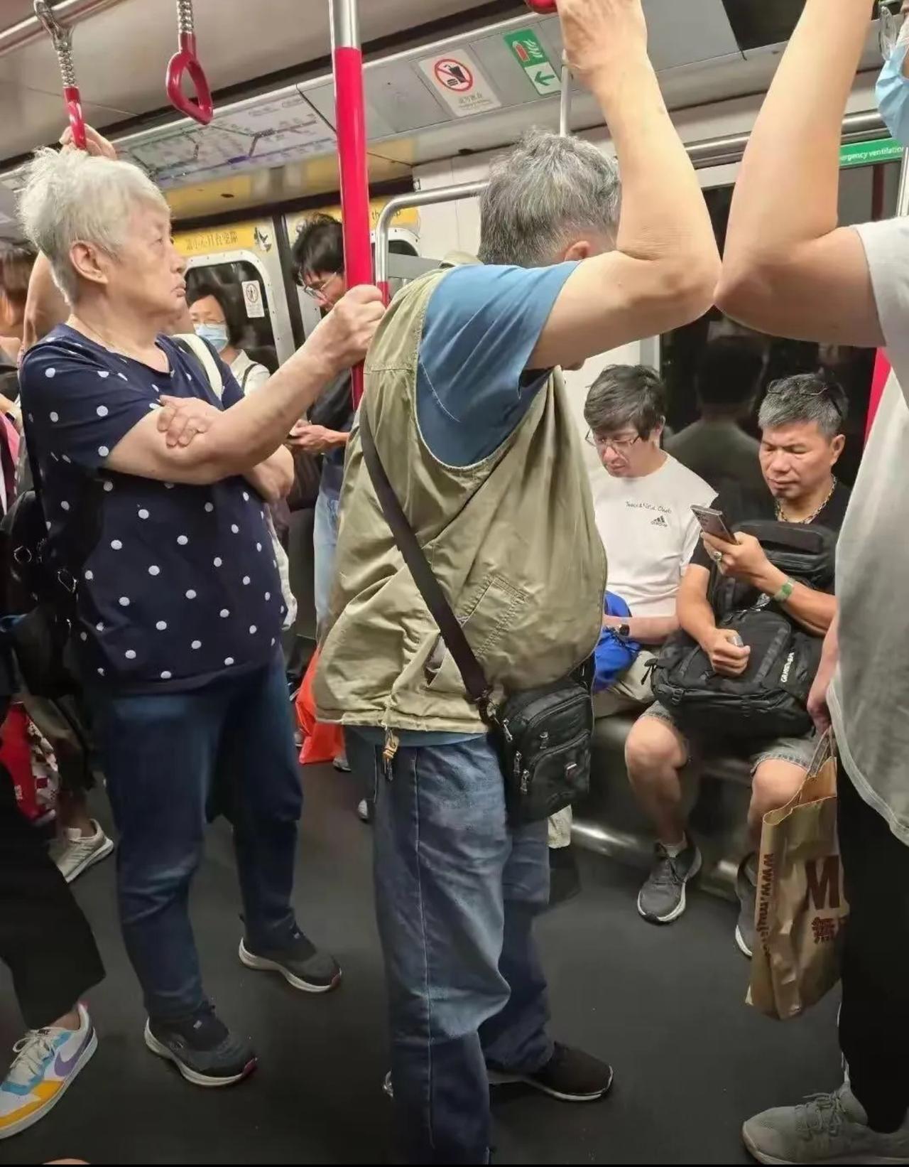 坐公交车你会主动给老人让座吗? 地铁让座惊现“怪象”：70岁阿姨站3站无人起身，
