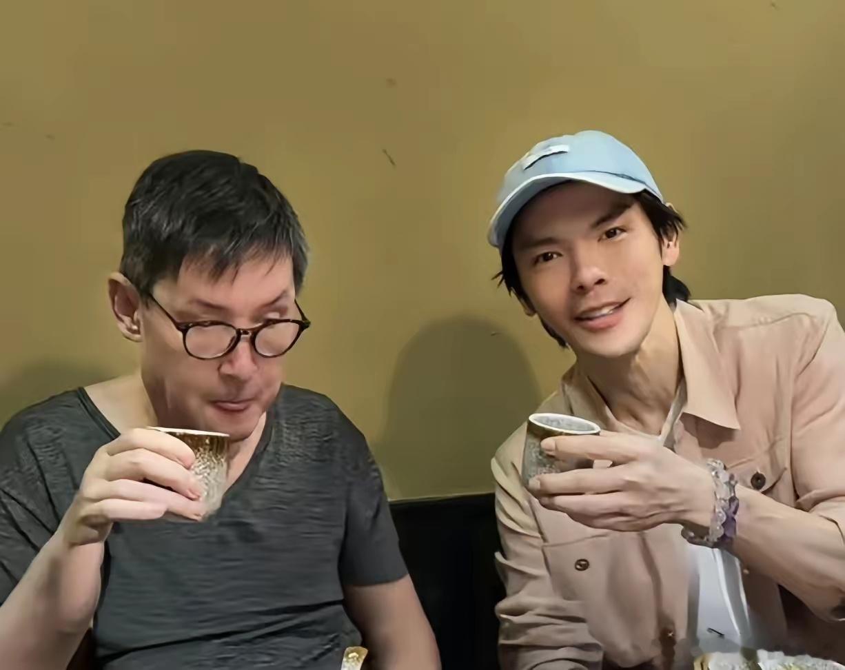 向佐人品咋样我不评价但从他给老丈人过生日就能看出郭碧婷的父亲不是很开心全程脸上没