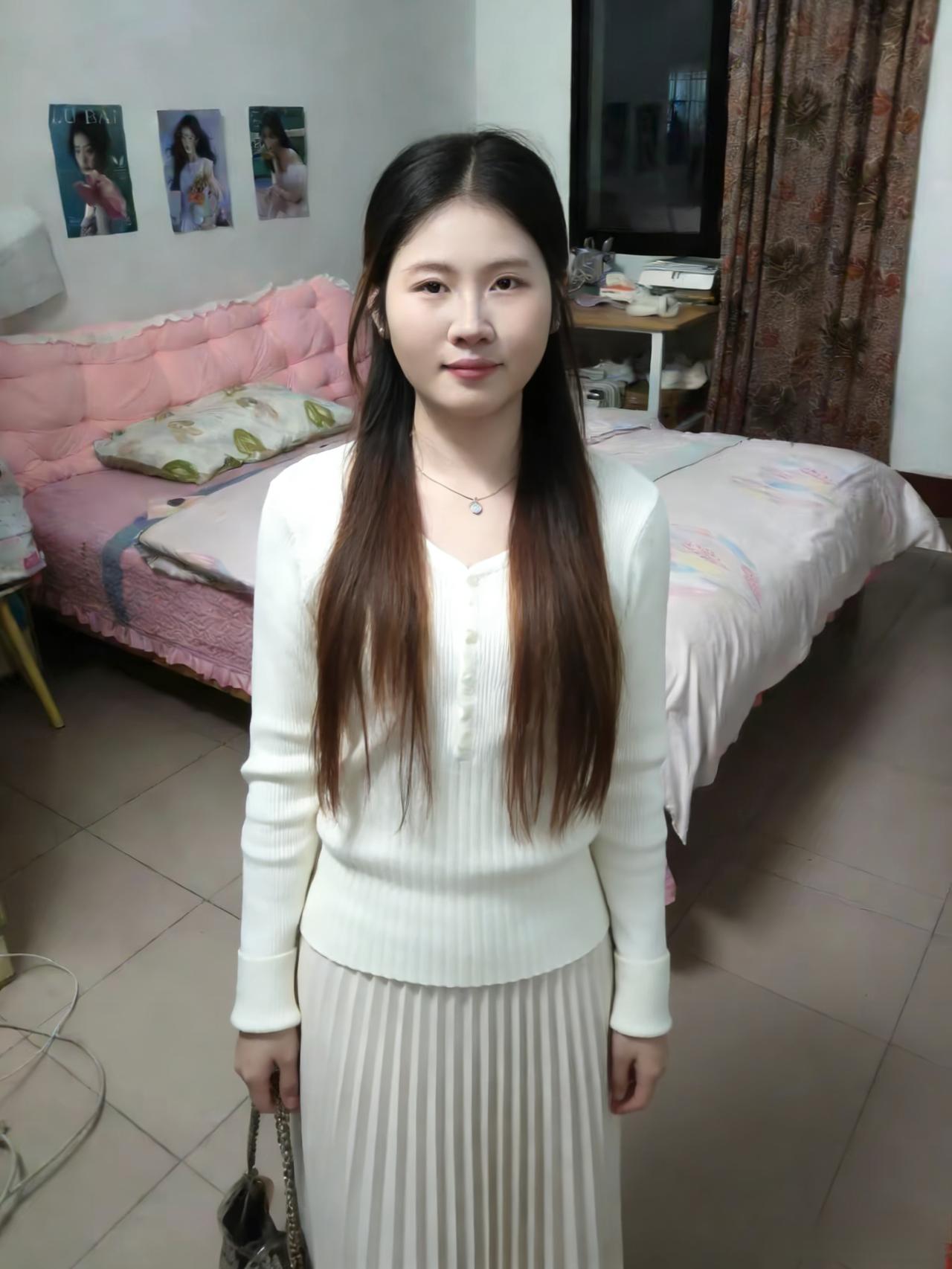 三张海报在墙上列队
她们的妆容比夜色更亮
你站在中央，成为第四幅画
白裙是最干净