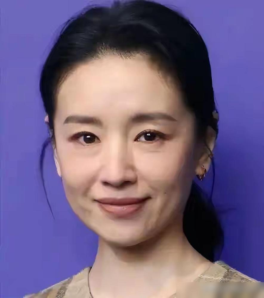 董洁在镜头前红着眼眶承认当年太任性，潘粤明转头就发了一句一定要这么现实吗。这对曾