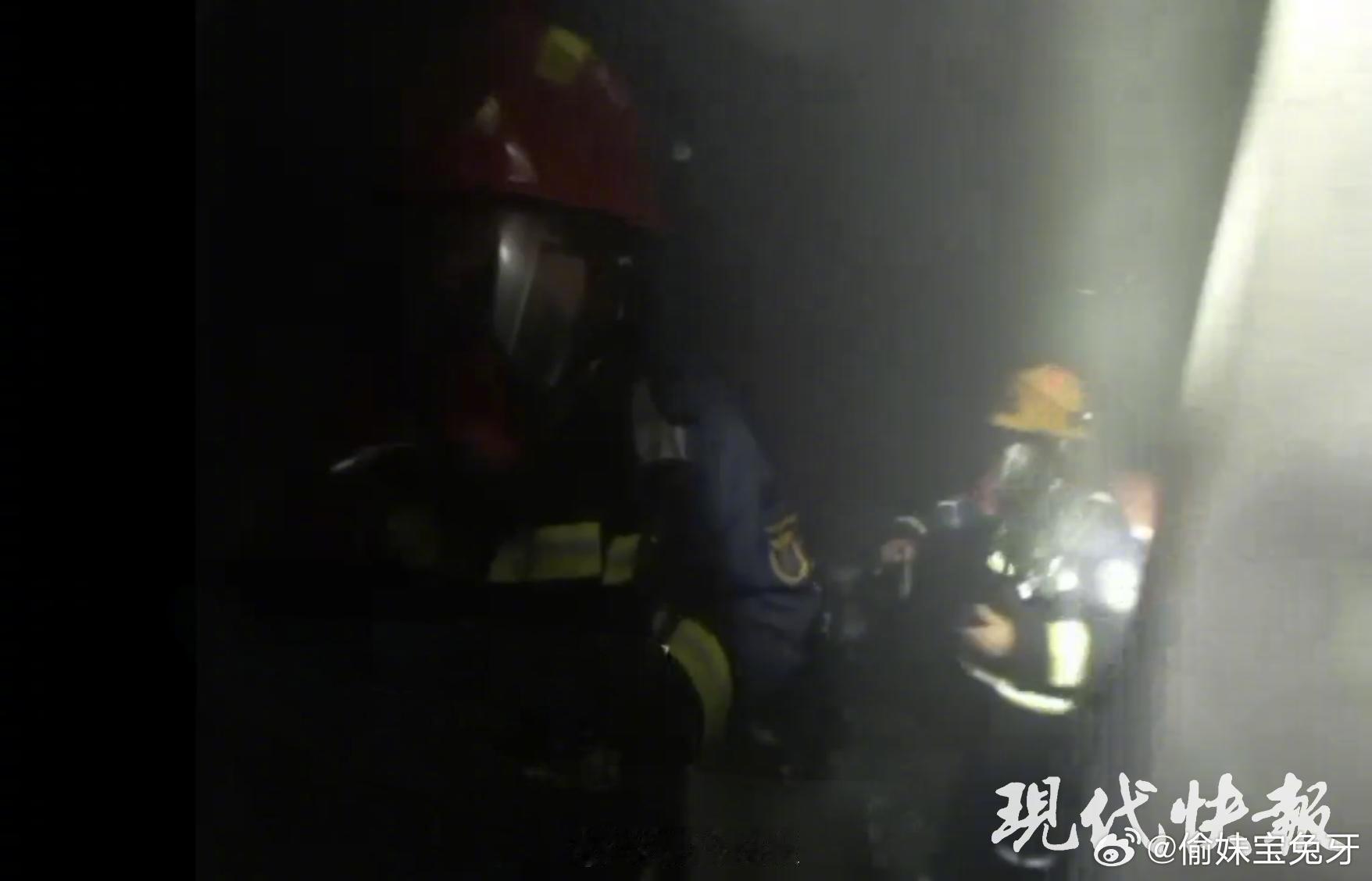 连云港消防回应火灾母女坠楼现场烟雾大、温度高，必须立即出水排烟降温以掩护被困人员