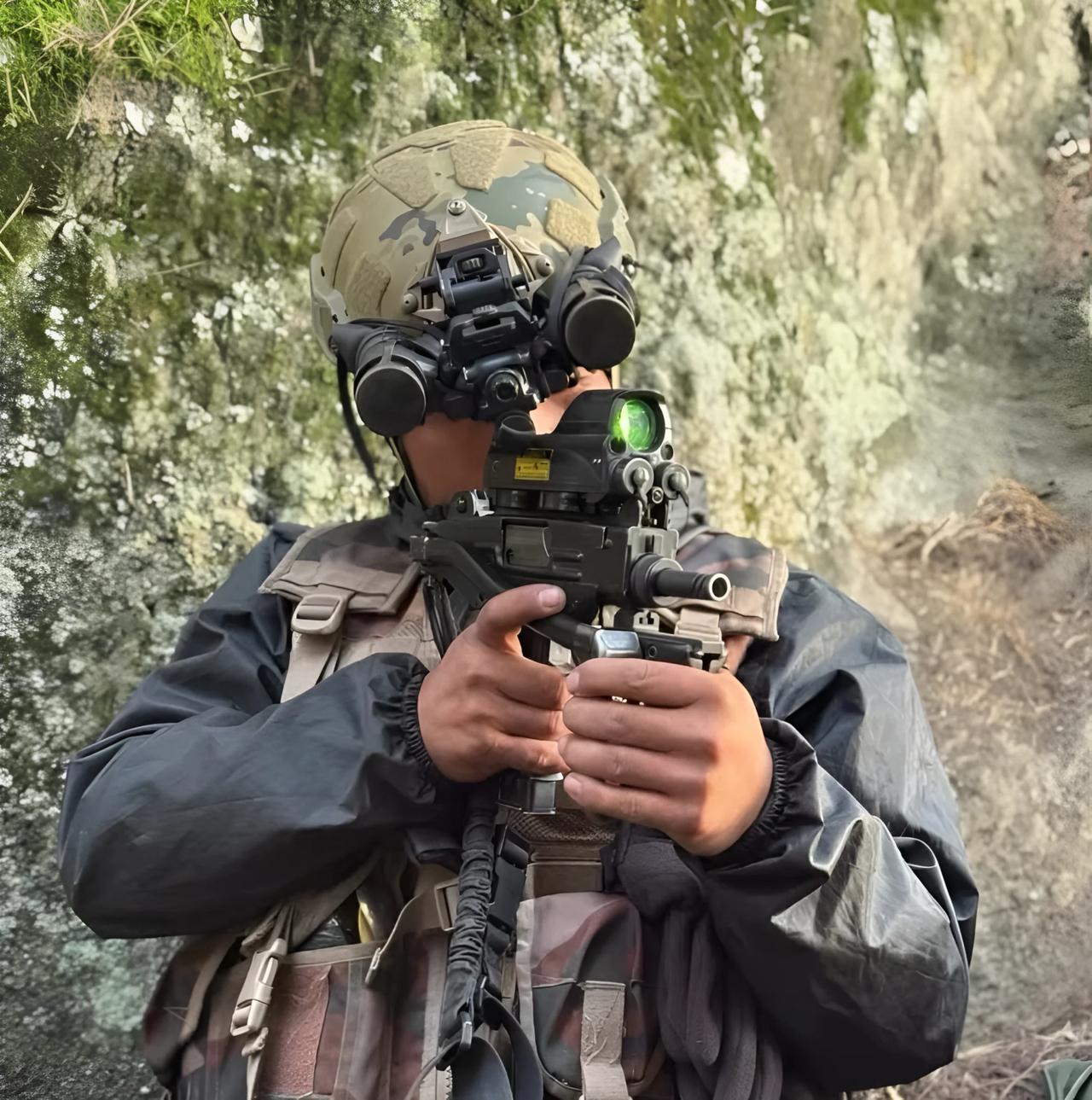 印度特种部队士兵与微型UZI