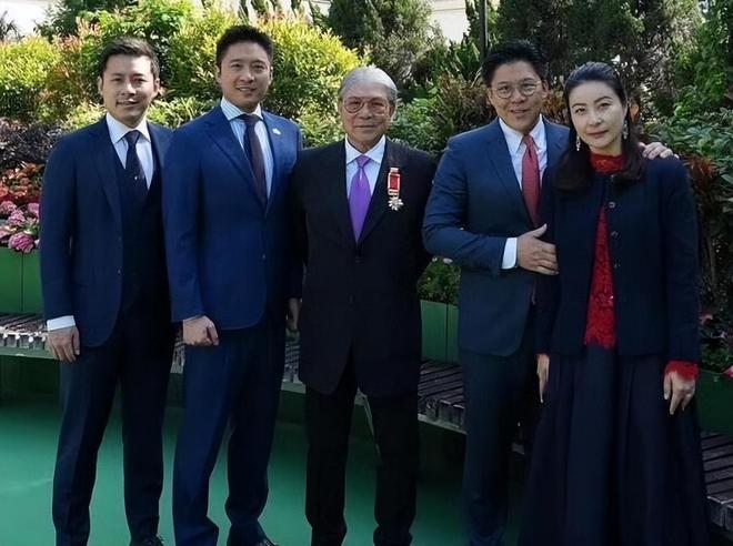 2025年的九三阅兵观礼台，简直成了一面“照妖镜”！霍震霆带着霍启刚、霍启山父子