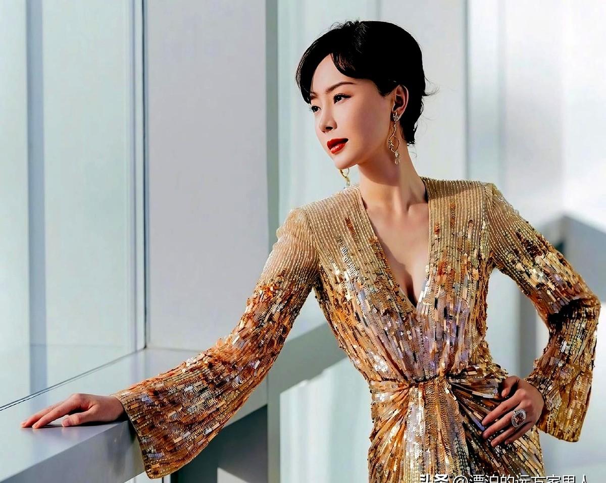 内娱对“高级感”的误解，该结束了。

看看48岁的陈数。一身鎏金亮片裙，深V剪裁