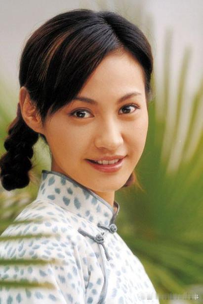杨雪近日深情发文回忆过往岁月，字里行间满是温柔与感慨。她回望一路走来的坎坷与顺遂