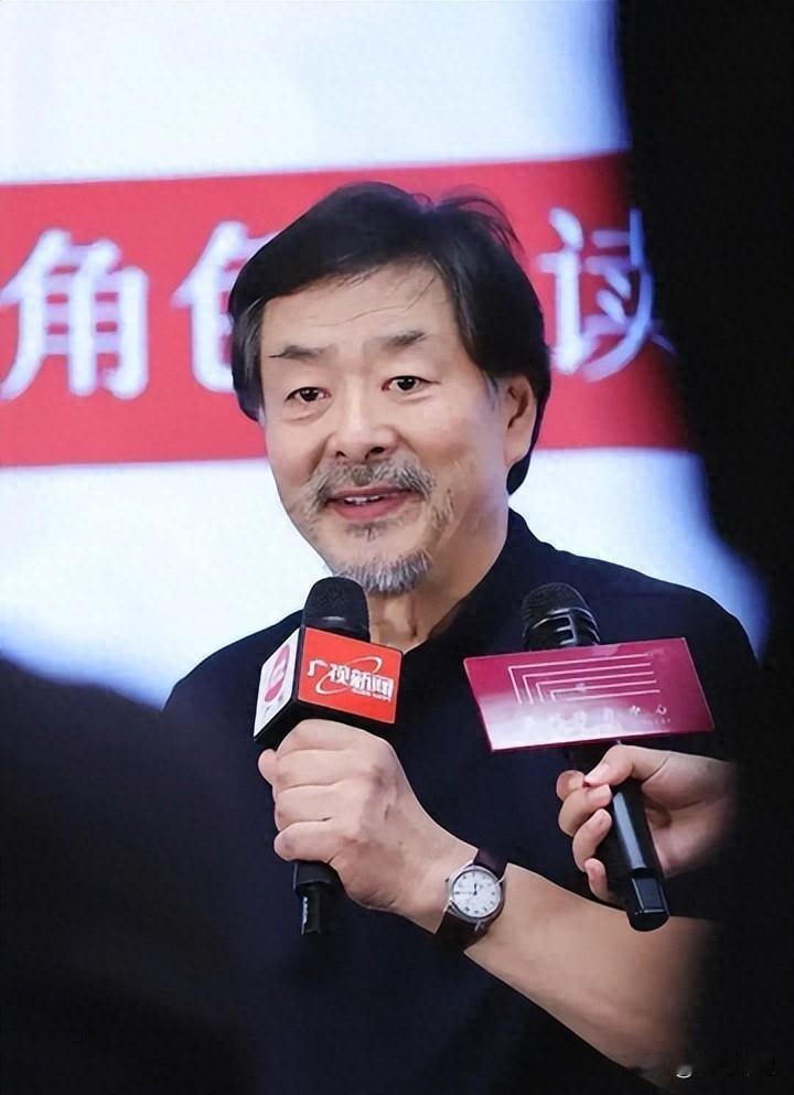 濮存昕让人佩服！

真没想到，这么大一个明星，老母亲生病非要自己照顾。他完全可以