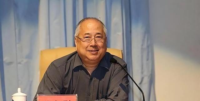 “中国科学院院士”姜伯驹语出惊人：“不是别人要卡我们的脖子，而是我们的教育困住了
