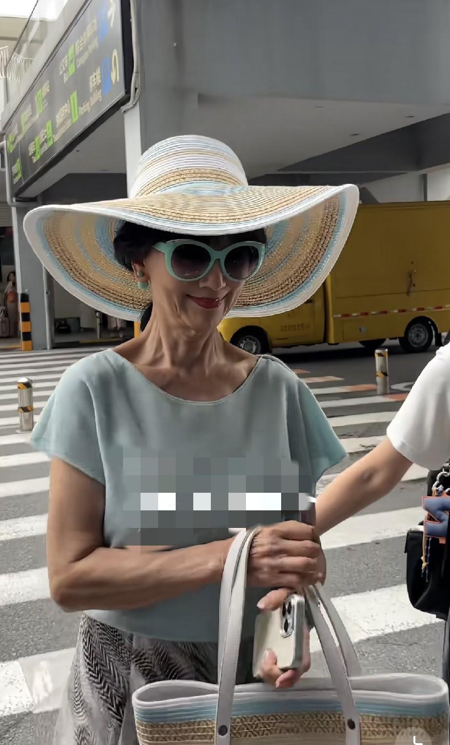 8月7日，73岁赵雅芝现身三亚亚龙湾录节目，脖子里面的褶子看着太吓人了，感觉人老